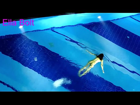 ❤️ Non podo deixar de mirar, unha moza loira que é sorprendida nadando espida na piscina do resort ELLA BOLT ❤❌ Porno de calidade a nós gl.sexuria-net.ru